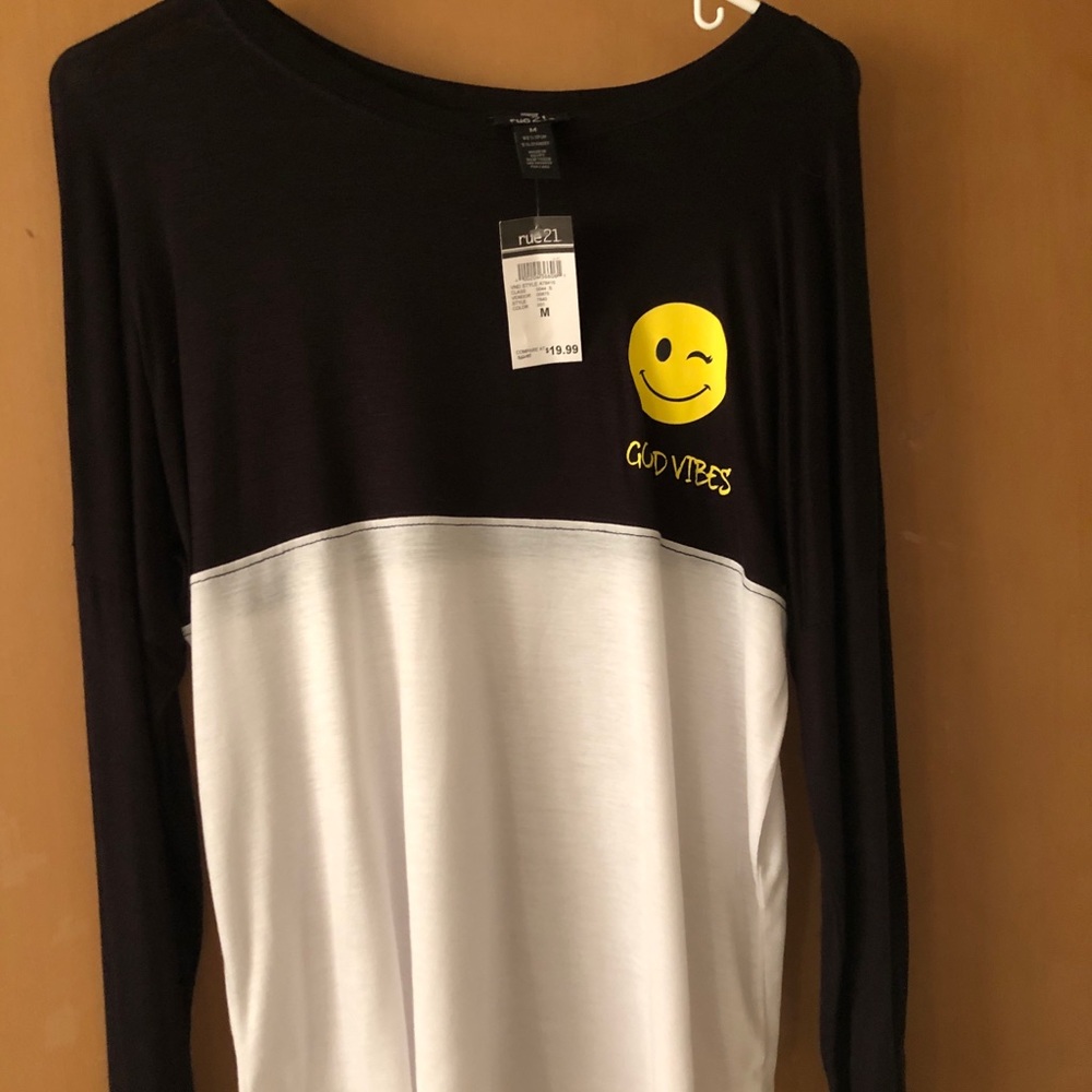 Very cute good vibes Rue 21 shirt NWT!!!